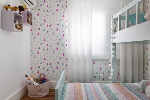 QUARTO INFANTIL  | Uma combinação entre persiana e cortina de voil ajudam a conter a luz natural que entra pela janela. Projeto do escritório paulistano ARQ_IN