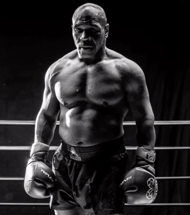 O boxeador Mike Tyson em ensaio produzido para divulgação de seu retorno aos ringues em 2020 (Foto: Instagram)
