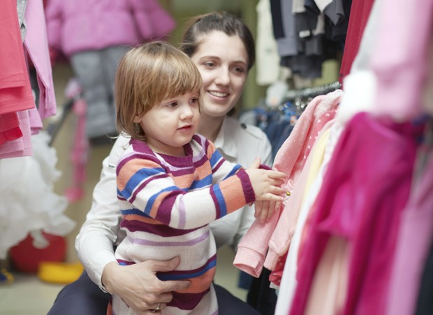 mãe, filha, roupas, compras,  (Foto: Thinkstock)