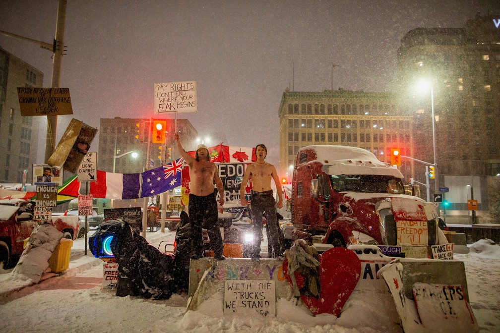 17 de fevereiro - Duas pessoas protestam contra a vacina para o coronavrus perto do Parlamento do Canad, em Ottawa, Canad — Foto: Carlos Osorio/Reuters