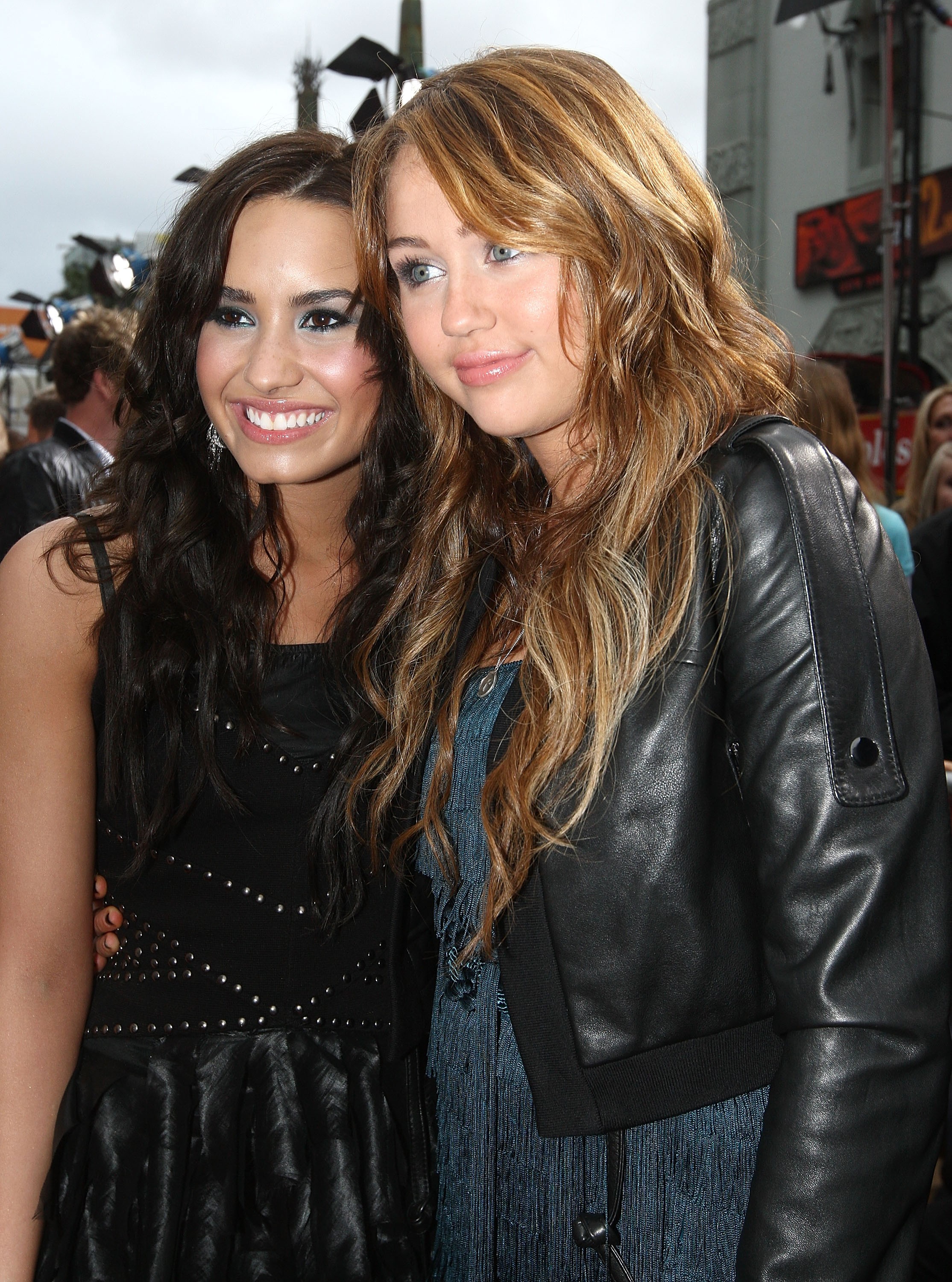 Miley Cyrus e Demi Lovato, em 2009. (Foto: Getty Images)
