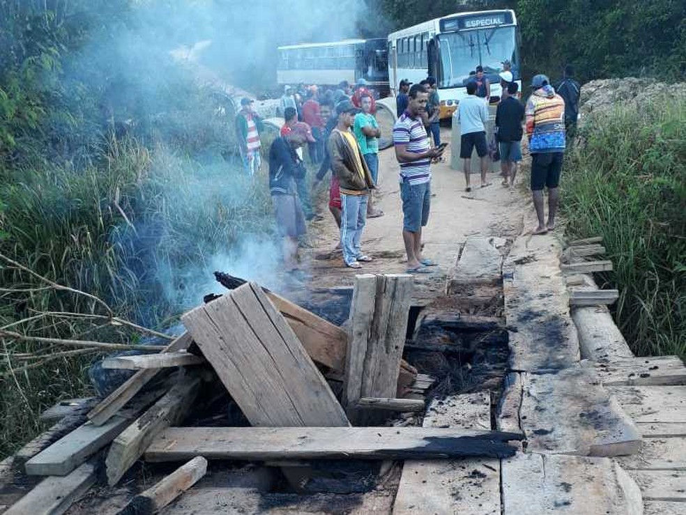 Grupo queimou ponte em protesto a problemas estruturais do equipamento em Itamaraju (Foto: Arquivo Pessoal)