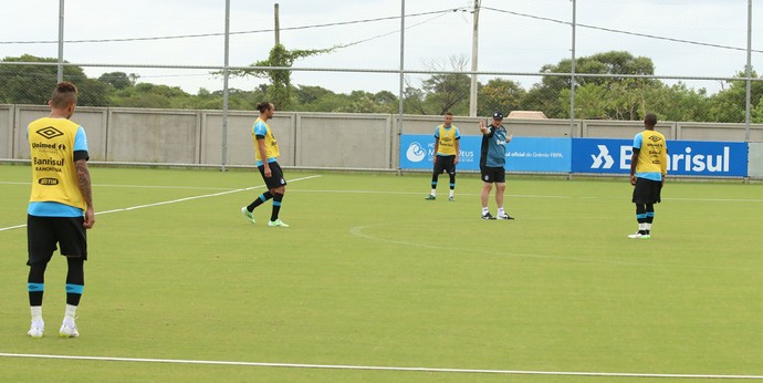 Felipão amplia testes, saca Douglas e Moreno e treina com Lincoln e Everton