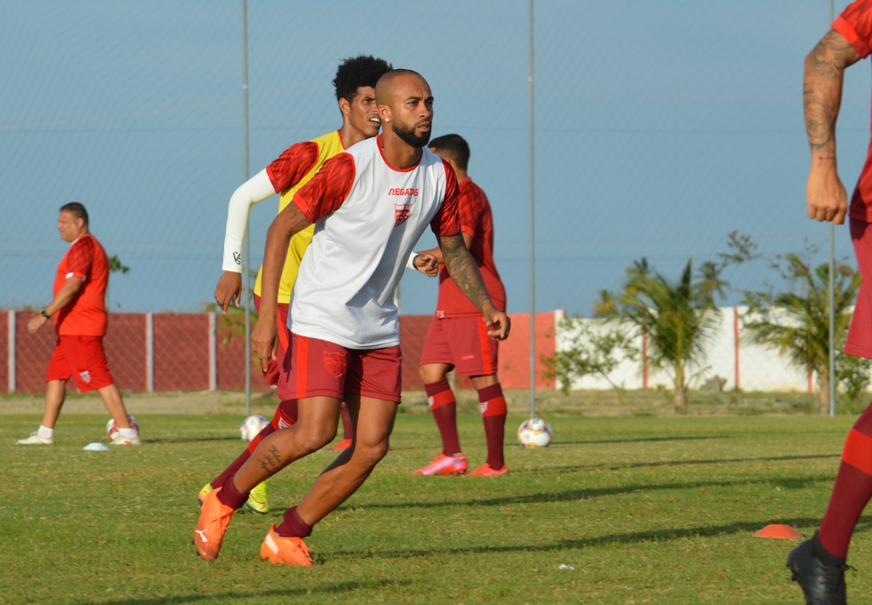 Wesley treina no Ninho do Galo, mas não vai enfrentar o ASA — Foto: Wendell Oliveira/ASCOM CRB