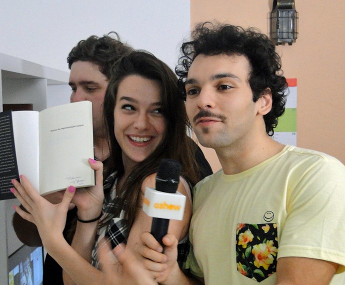 Mariana Molina e Raphael Ghanem brincam durante a gravação (Foto: Fabio Rosso/ Gshow)