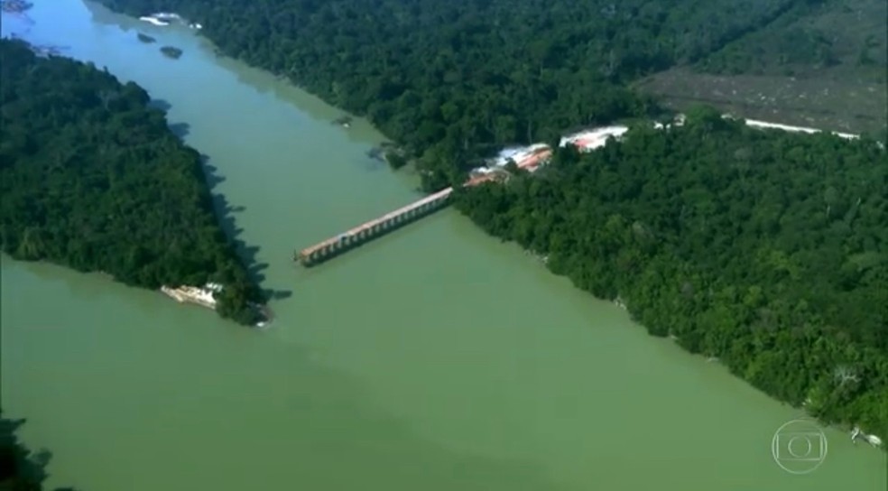 Ponte Ã© construÃ­da sem autorizaÃ§Ã£o sobre o rio Jamanxim, no ParÃ¡ â€” Foto: ReproduÃ§Ã£o/TV Globo