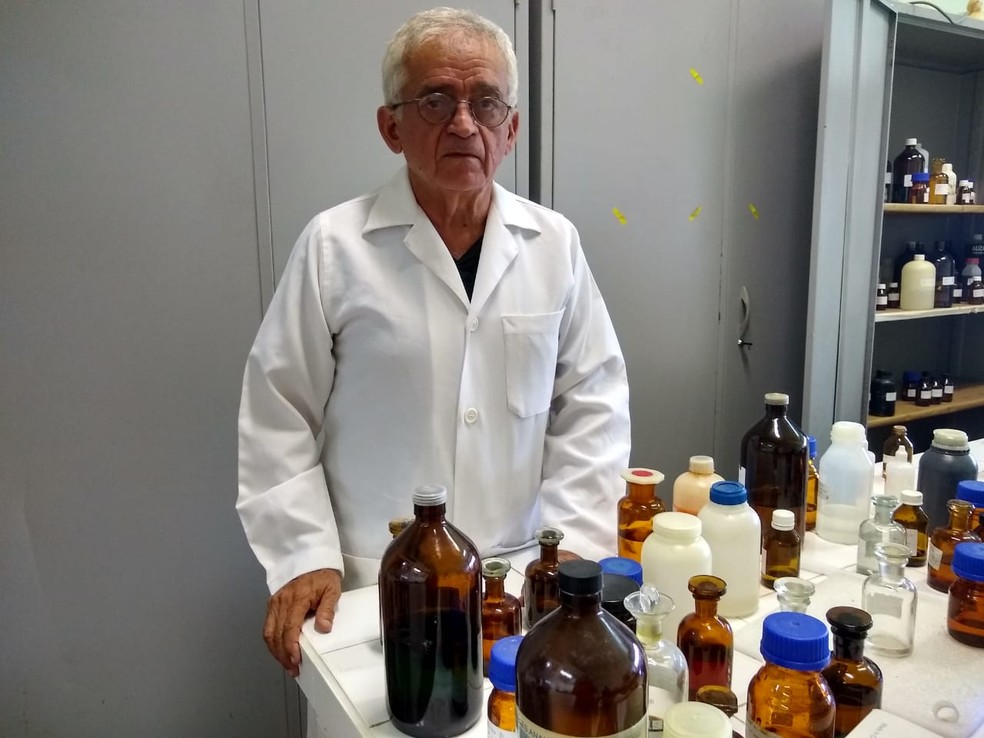 Aos 68 anos, Klinger Pinheiro decidiu cursar quÃ­mica porque nÃ£o queria ficar em casa na ociosidade  â Foto: QuÃ©sia Melo/G1