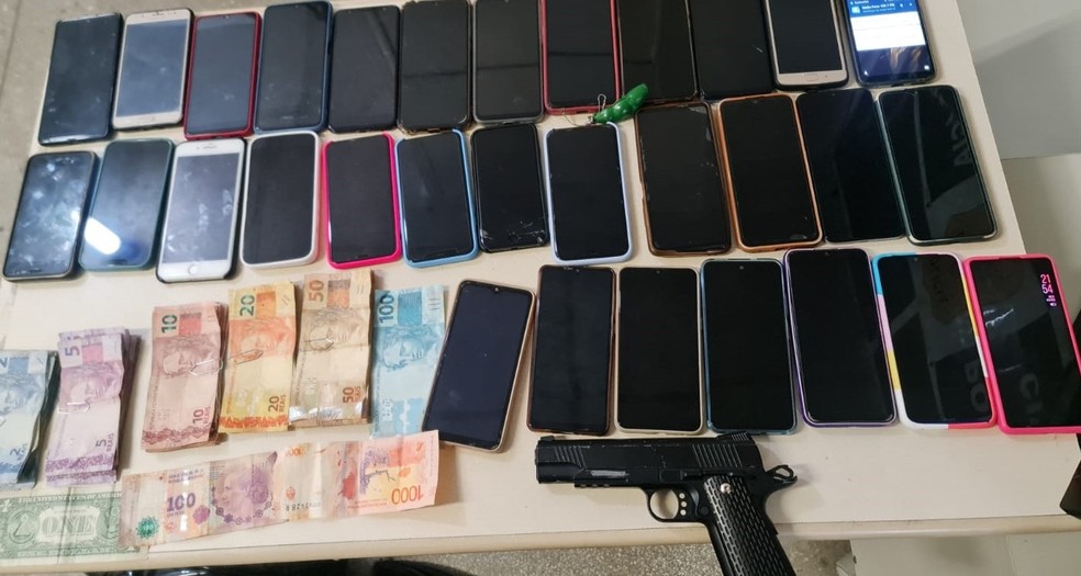 Quatro suspeitos de assaltos a ônibus são presos com mais de 30 celulares na BR-324 — Foto: Divulgação/Polícia Militar