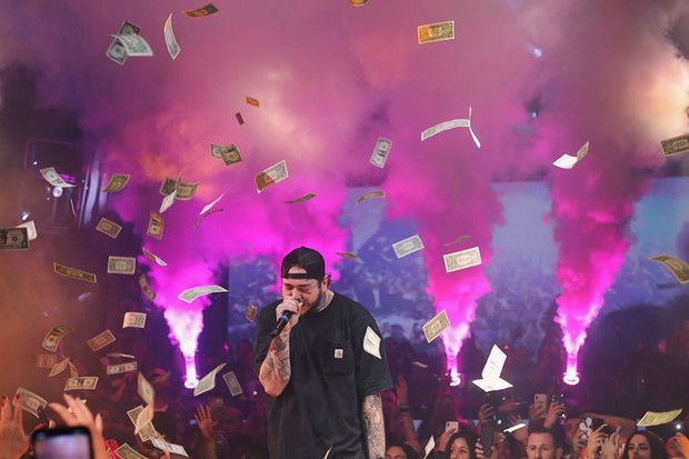 Post Malone joga dinheiro para fãs em show nos EUA (Foto: Reprodução/Instagram)