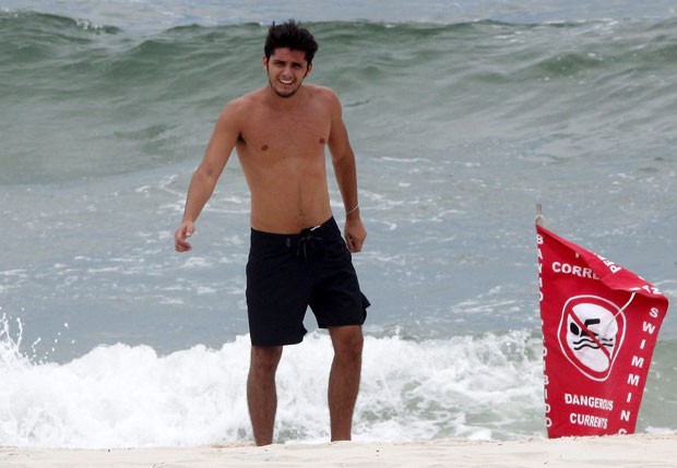 O ator parou para se refrescar no mar (Foto: Marcos Ferreira/Foto Rio News)