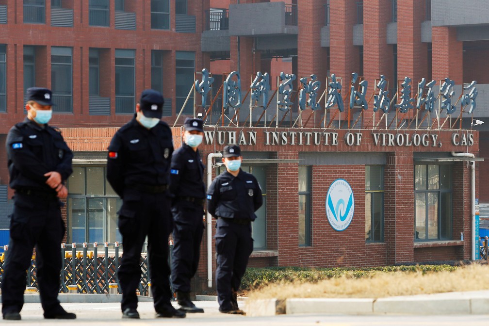 Seguranças em frente ao Instituto de Virologia de Wuhan, na China, em foto de fevereiro de 2021, durante visita da OMS — Foto: Thomas Peter/Arquivo/Reuters