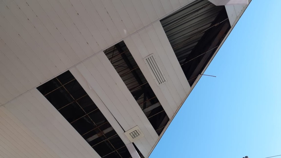 Vento durante tempestade fez teto de posto de combustíveis ceder na Vila Rezende em Piracicaba — Foto: Edijan Del Santo/EPTV
