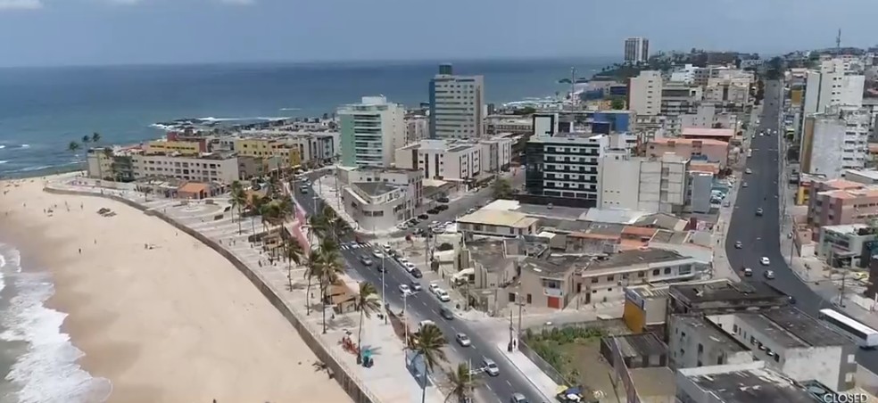 Praia de Amaralina, em Salvador, tem movimento tranquilo nesta quarta-feira — Foto: Reprodução/TV Bahia