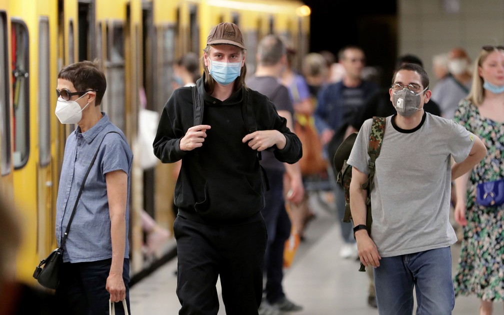 Quem é pego sem máscara no transporte público da capital alemã pode ter que pagar entre 50 e 500 euros — Foto: AP Photo/Michael Sohn 