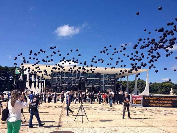 Manifestantes soltam balões em frente ao Supremo nesta terça (28) em ato que lembra os dez anos da chacina de Unaí (Foto: Lucas Salomão/G1)