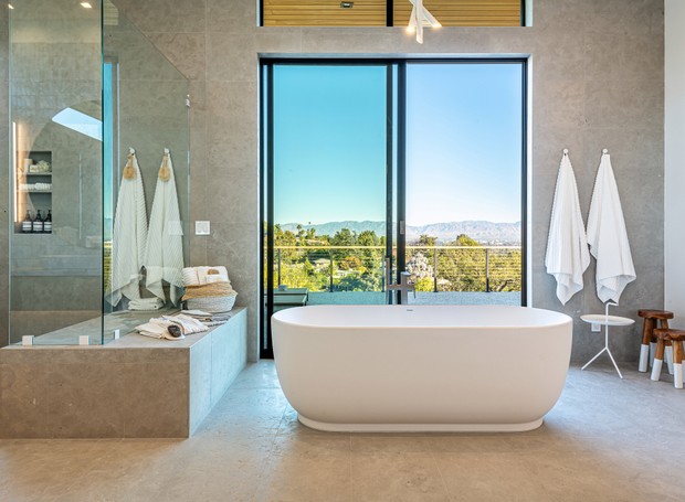 Banheiro com vista para as colinas de Los Angeles (Foto: LA Light Photography / The Luxury Level)
