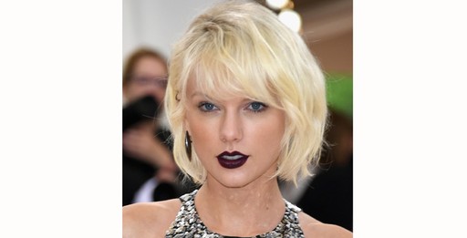 Taylor Swift optou por um vinho bem escuro. Como os lábios estavam em destaque, o resto do make era bem natural