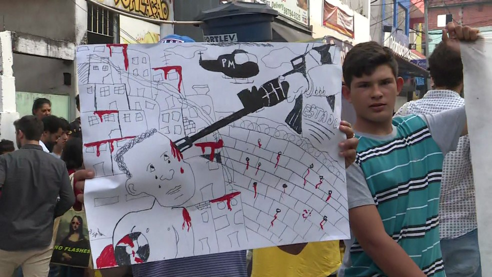 Moradores e familiares de vítimas da ação da PM em Paraisópolis seguram faixas durante protesto contra a violência policial — Foto: Reprodução/TV Globo