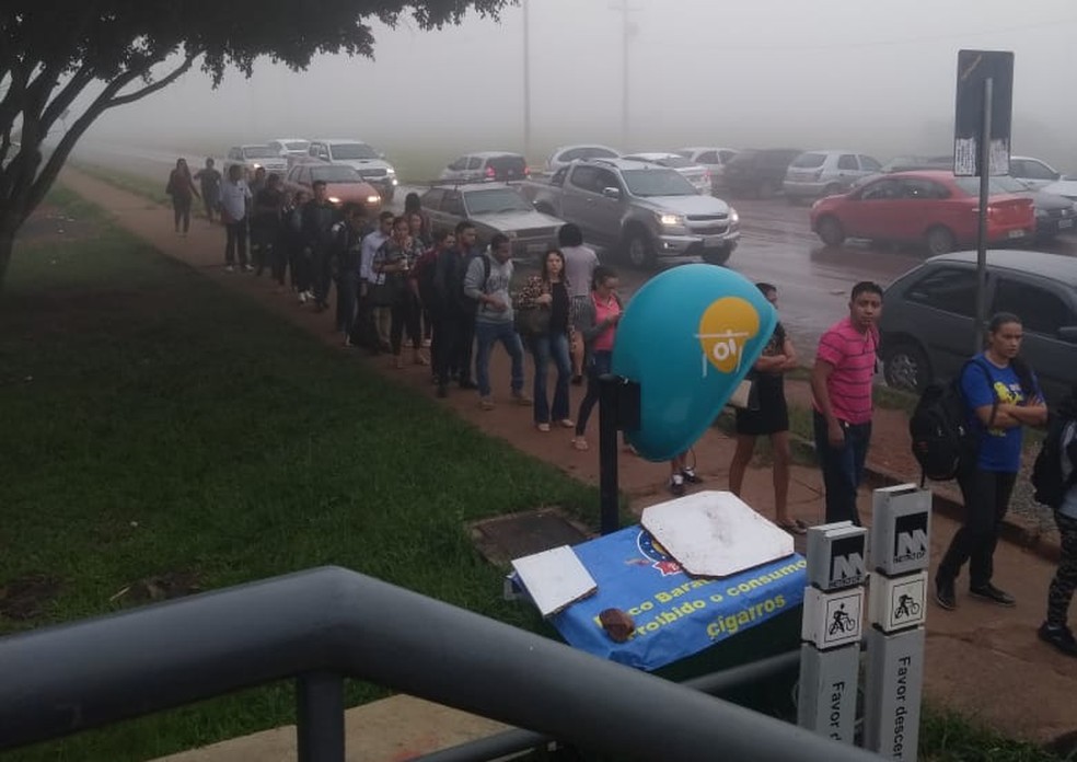 Fila para conseguir remédio na Farmácia de Alto Custo de Brasília, pela manhã — Foto: Arquivo Pessoal