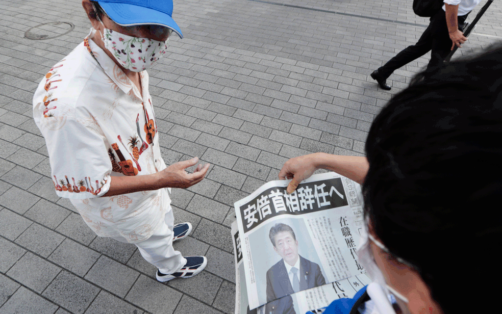 Jornais antecipavam que Shinzo Abe deixaria o cargo de primeiro-ministro — Foto: Hiro Komae / AP Photo