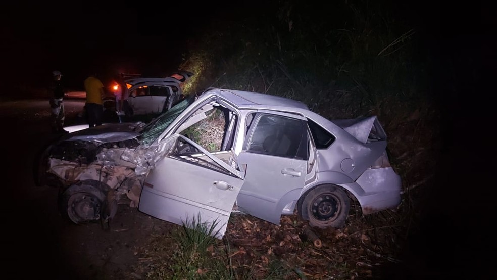 Fiesta ficou destruído com colisão na AL-115, em Boca da Mata — Foto: BPRv