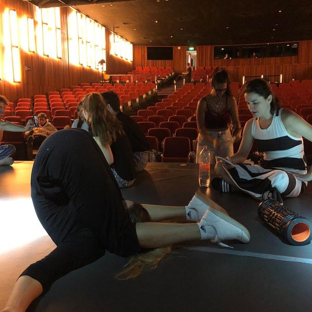Bianca Rinaldi mostra elasticidade durante alongamentos no palco (Foto: Reprodução/Instagram)