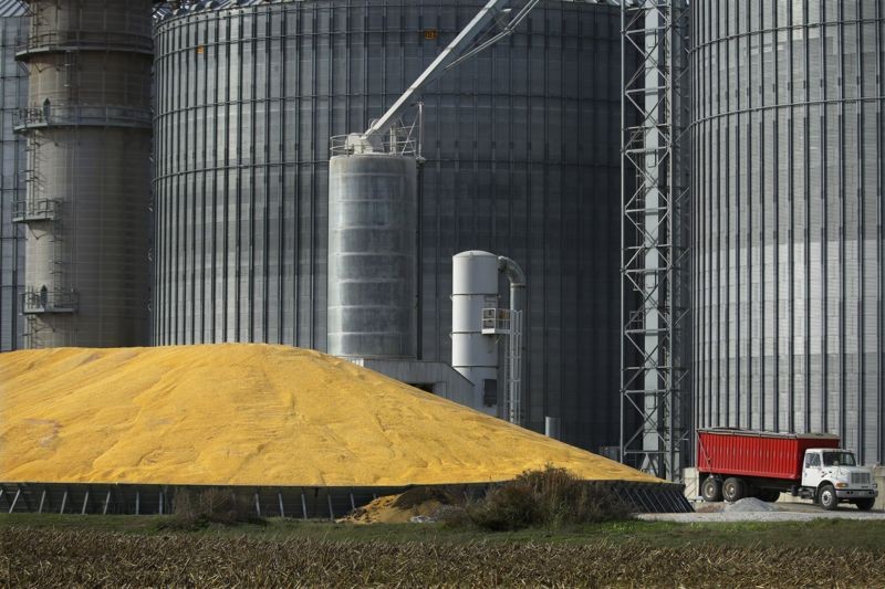 Armazém de grãos nos EUA; Revolução Verde aproximou atividade agrícola da industrial. (Foto: Reuters via BBC News)
