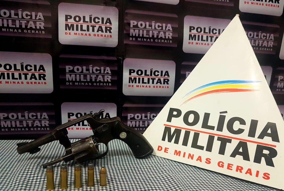 Polícia apreendeu arma e munições — Foto: Polícia Militar/ Divulgação