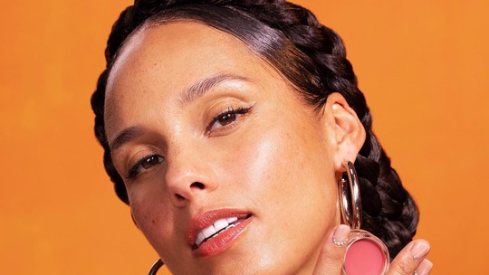 Alicia Keys adiciona maquiagem à linha própria de beleza