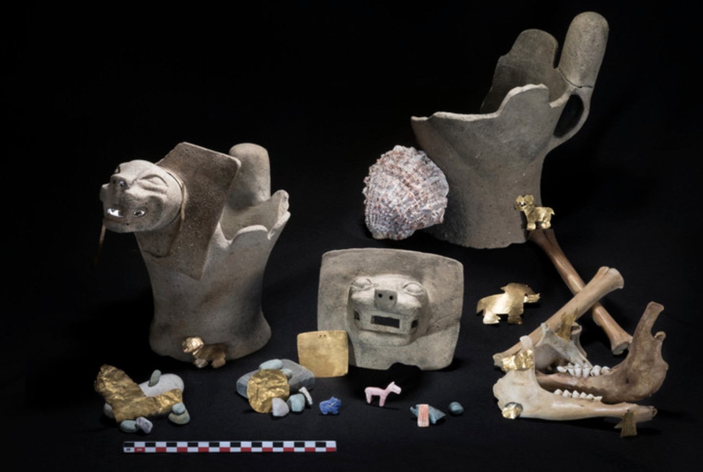 Alguns dos artefatos que foram encontrados no rio Titicaca, na BolÃvia (Foto: Teddy Seguin)