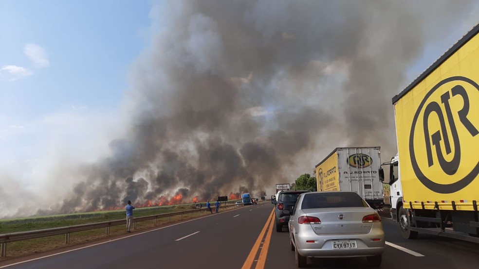 Motoristas chegaram e descer dos carros para registrar o incêndio — Foto: Gazeta Regional/Divulgação