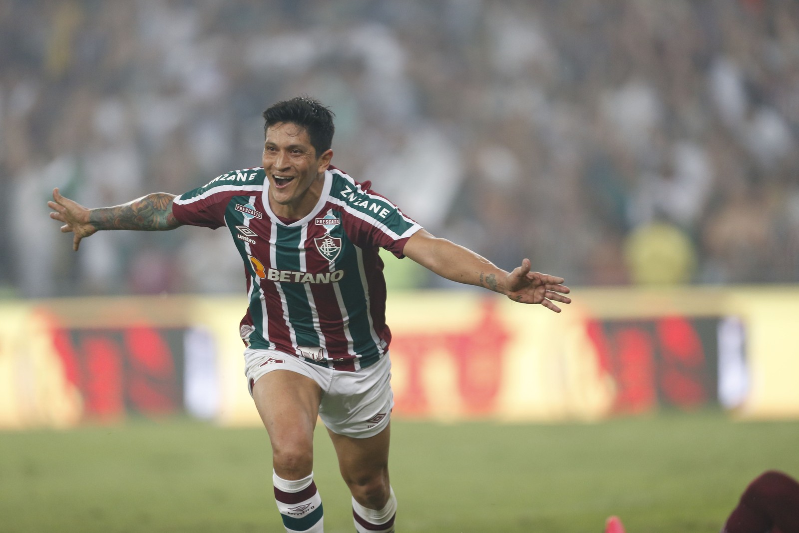 German Cano faz o segundo gol para o Fluminense. — Foto: Guito Moreto