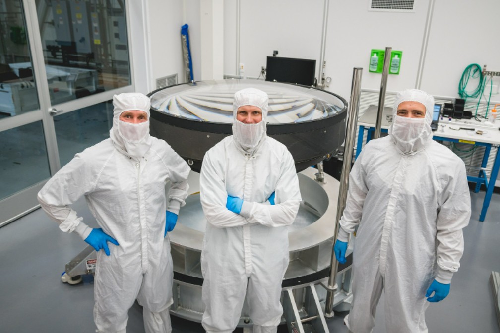 Cientistas posam ao lado da super lente. — Foto:  Farrin Abbott/SLAC National Accelerator Laboratory