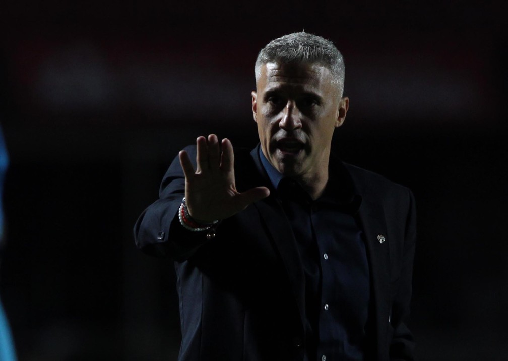 Hern&aacute;n Crespo, t&eacute;cnico do S&atilde;o Paulo, orienta o time diante do Am&eacute;rica-MG &mdash; Foto: Rubens Chiri / saopaulofc