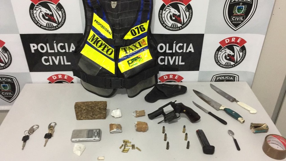 Polícia prende traficante com arma e drogas em Campina Grande, no Agreste da Paraíba (Foto: Polícia Civil/Divulgação)