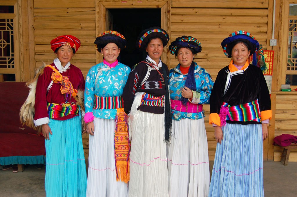 NINLANG, CHINA - MAY 01: Women of Mosuo ethnic group pose for a photo at Lugu Lake area on May 01, 2010 in Ninglang Yi Autonomous County, Yunnan Province of China. Lugu Lake is called the 'mother lake' by the Mosuo people and it becomes 'the Kingdom of Wo (Foto: Visual China Group via Getty Ima)