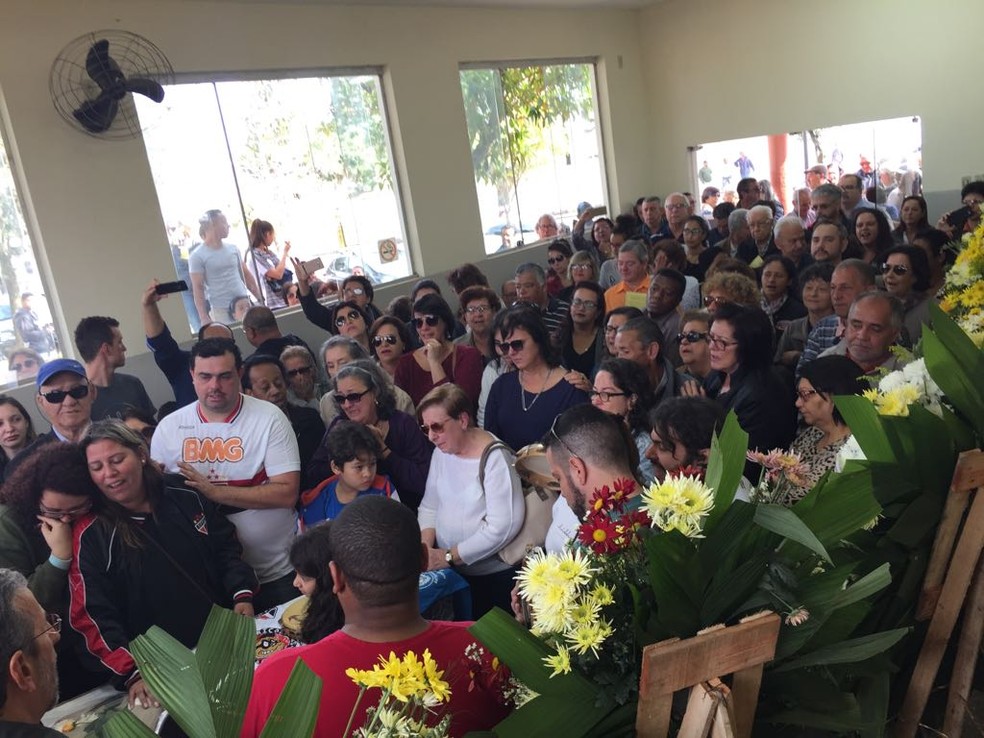Centenas de pessoas se reuniram em velório do Ruy do Pandeiro (Foto: Vanessa Vantine/TV Vanguarda)