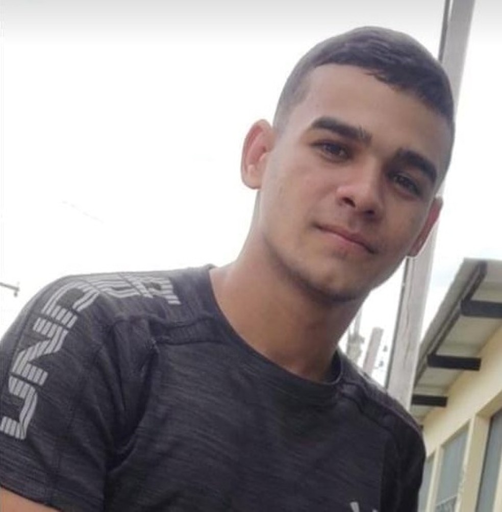 Ítalo Souza da Costa, de 21 anos, está desaparecido desde a madrugada de sexta-feira (28) em Cruzeiro do Sul — Foto: Arquivo pessoal