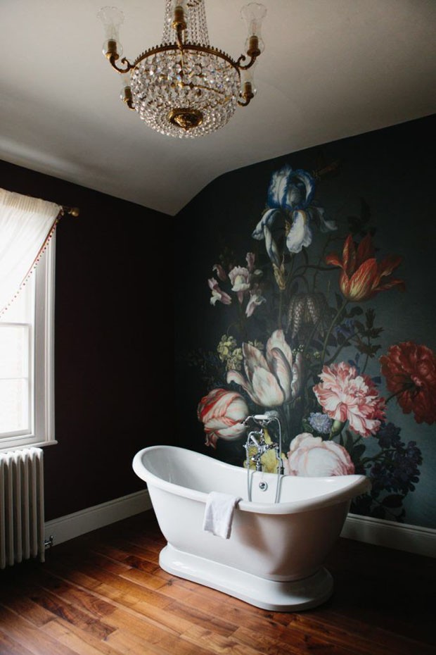 Décor do dia: banheiro vintage com papel de parede floral (Foto: Reprodução Pinterest)