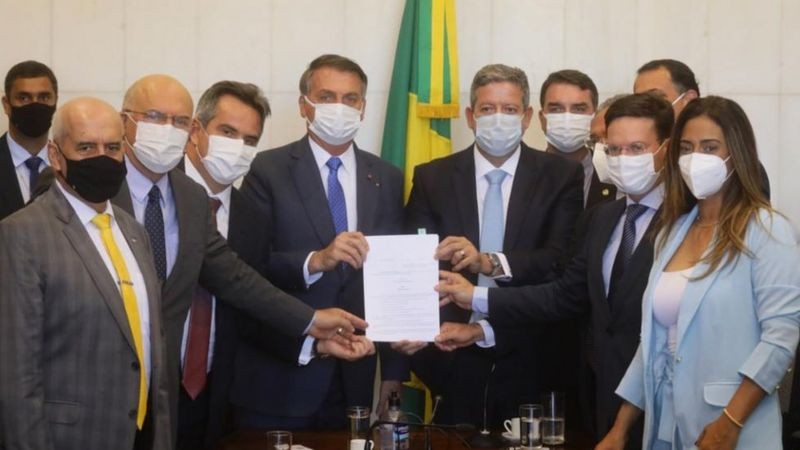 Presidente Jair Bolsonaro rodeado por parlamentares durante entrega da MP do Auxílio Brasil, em agosto; ainda não há clareza sobre regras do novo benefício (Foto: Cleia VIana/Câmara dos Deputados via BBC News Brasil)