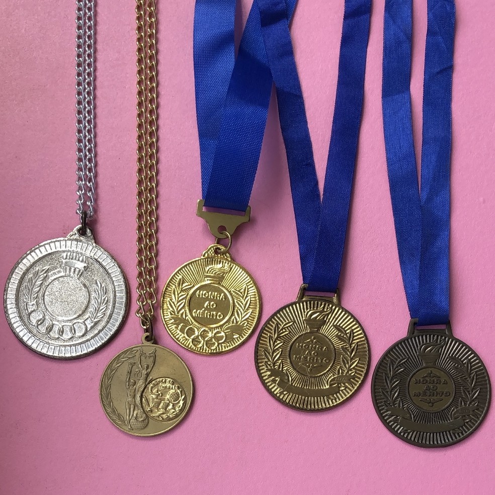Medalhas que a engenheira ganhou quando estudava no ensino fundamental em Santos. — Foto: Arquivo Pessoal