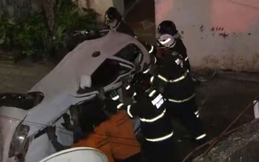 Bombeiros e agentes da Transalvador retiraram o carro do terreno da casa, em Salvador — Foto: Reprodução/TV Bahia