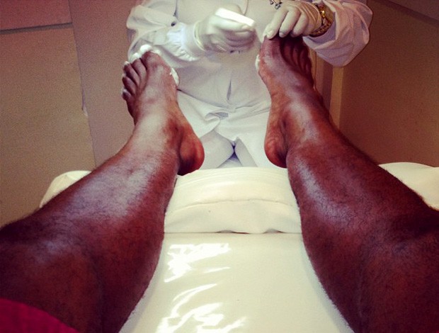 Após treino do Flamengo pela manhã, goleiro Felipe cuida dos pés