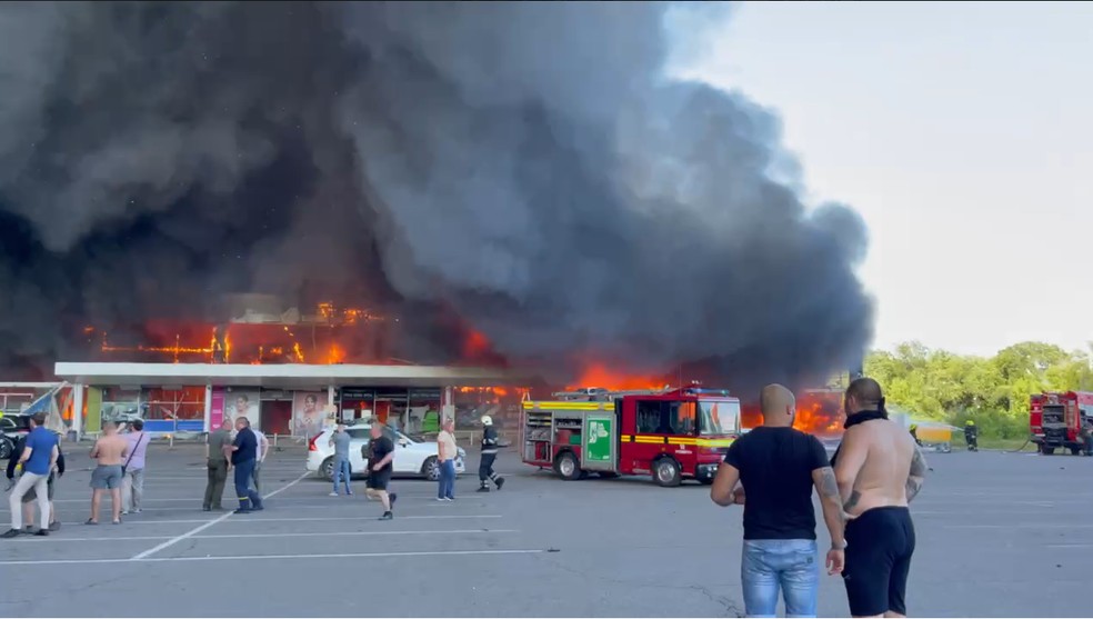 Shopping center na região de Kremenchuk, na Ucrânia, após ataque russo — Foto: Reprodução/Telegram Volodymyr Zelensky