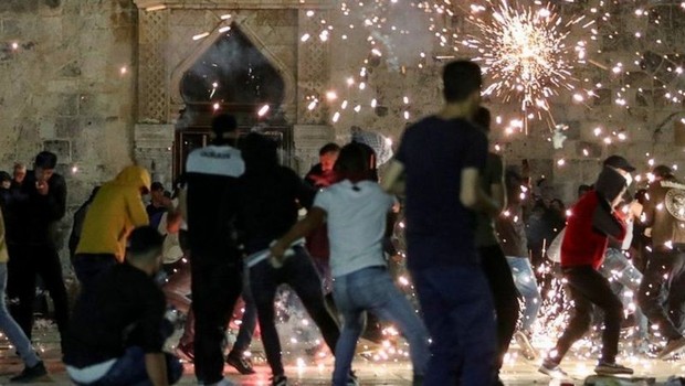BBC Maioria dos feridos é palestina; confrontos ocorreram nos arredores do complexo da mesquita Al-Aqsa, local sagrado para o Islã (Foto: Reuters via BBC)