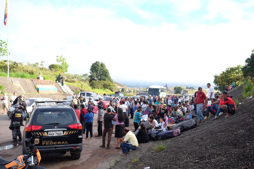 Dezenas de venezuelanos ficaram retidos na fronteira entre Brasil e Venezuela durante as 17 horas em que a fronteira ficou fechada (Foto: Inaê Brandão/G1 RR)