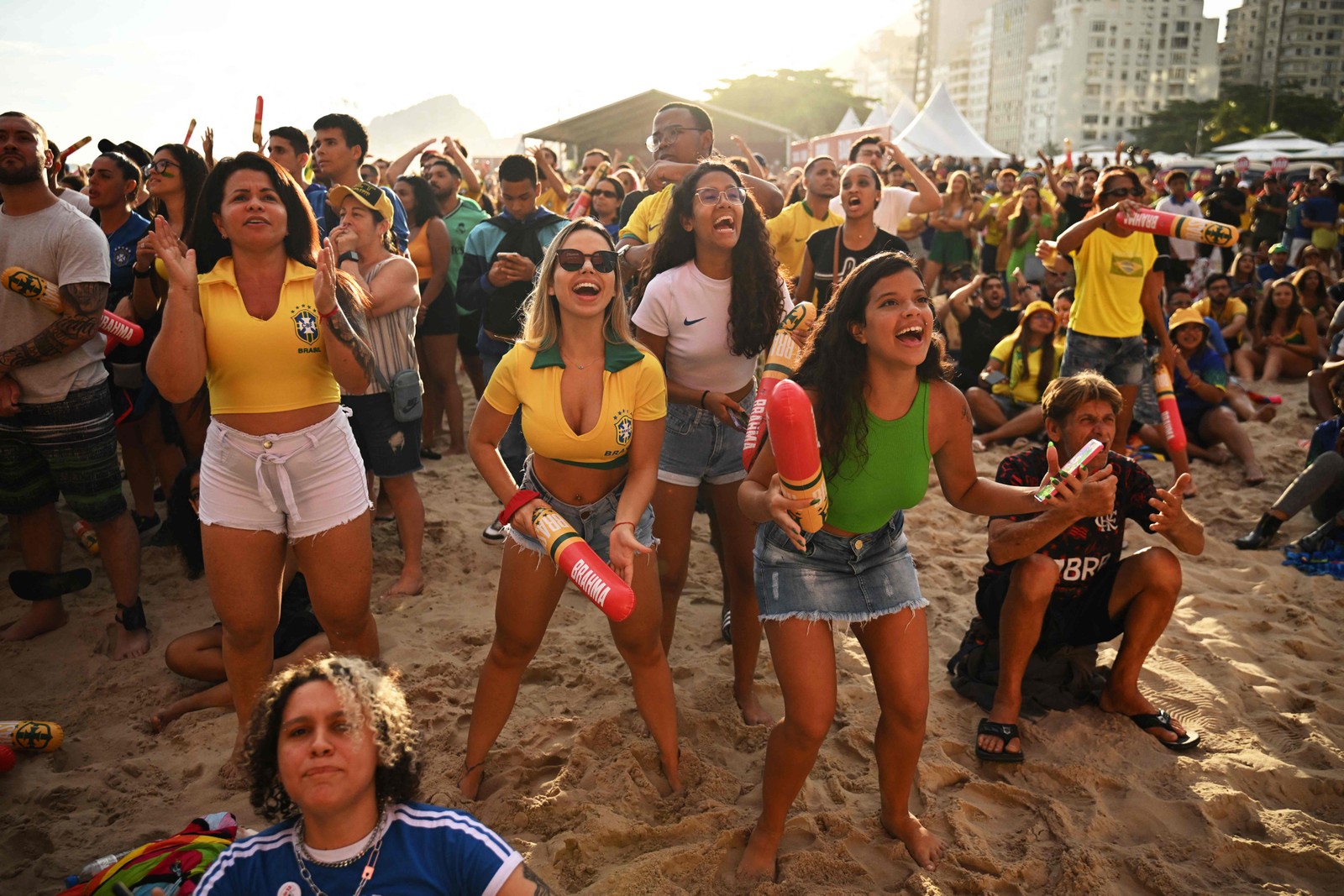 Torcedores do Brasil no FIFA Fan Festival, em Copacabana — Foto: CARL DE SOUZA / AFP