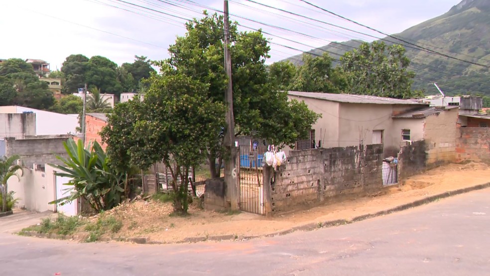 Mulher é presa por matar marido com canivete no ES; homem teria batido no filho dela com autismo. — Foto: Reprodução/TV Gazeta