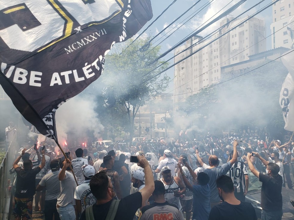 Manifestação contra a contratação de Thiago Neves ocorreu na porta da sede do Atlético-MG — Foto: Frederico Ribeiro