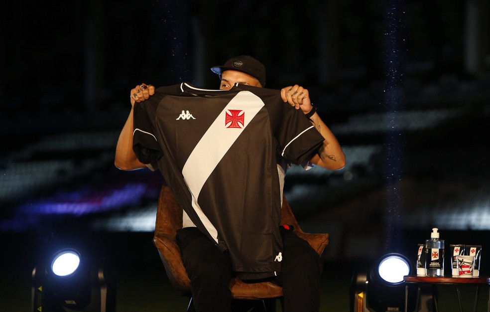 Cantor Delacruz mostra camisa 1 do Vasco — Foto: Rafael Ribeiro/Vasco